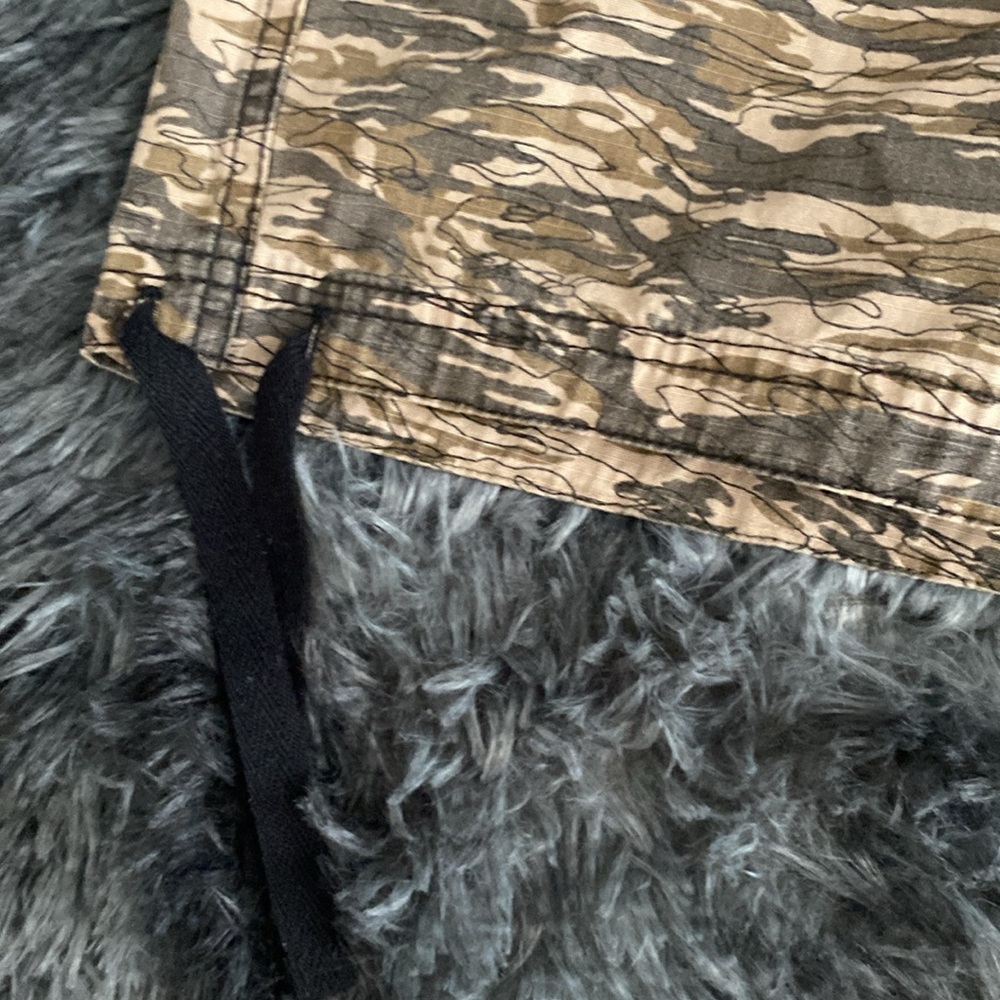 Camo print cropped cargo-style pants - Picture 5 of 16